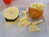 Brunch 2020 Burger mit Pommes aus Apfel und Heidelbeeren